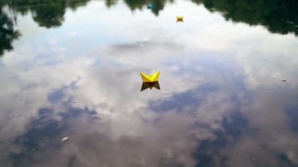 Papierboot Schwimmt Auf Dem Wasser Origami Boot Schwimmt Fluss Entlang — Stockvideo
