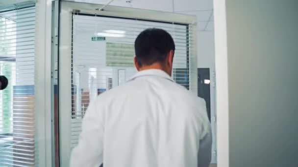 Lekarz Otwiera Szpitalne Drzwi Widok Tyłu Dwóch Lekarzy Wchodzących Pokoju — Wideo stockowe