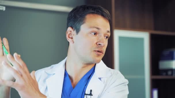 Orvos Beszél Beteggel Pácienssel Beszélő Férfi Orvos Portréja — Stock videók