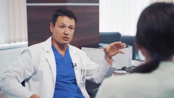 医生在和病人说话有魅力的医生为女性病人提供建议 — 图库视频影像
