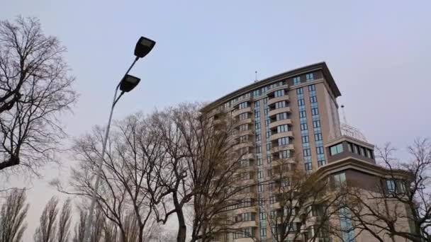 비대칭의 아파트 시내에 구조물 — 비디오