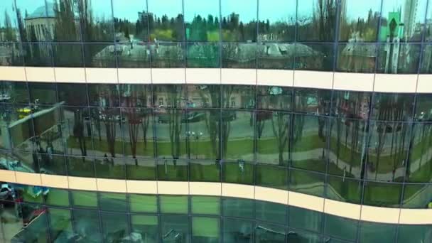 Gökdelen Binasının Pencereleri Cam Pencereli Yansımalı Modern Ofis Gökdeleniname — Stok video