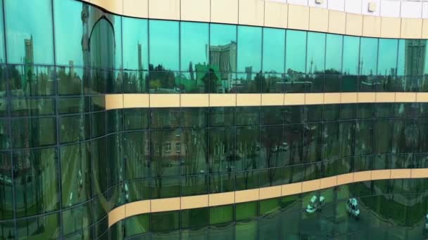 近代的なガラスの建物のファサード 街の反射とガラスの建物の表面 — ストック動画
