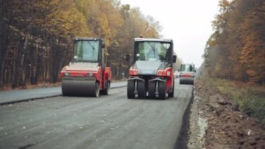 Kyiv, Ukrayna, 28 Ekim 2019: Yol yapımı ve onarımı. Asfalt kaldırımda sıkıştırıcı ve ağır titreşim silindirleri grubu çalışıyor
