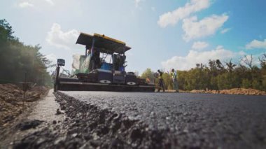 Kırsal asfalt tamiri. Asfalt yol, silindirli inşaat
