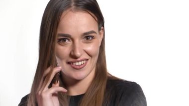 Telefonda konuşan mutlu kadın. Cep telefonundaki konuşan kadın portresi beyaz arka planda izole edilmiş.