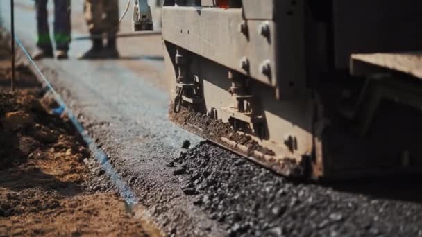 Frischer Asphalt Straßenbelag Asphaltierungsarbeiten Mit Gewerblichen Reparaturgeräten — Stockvideo