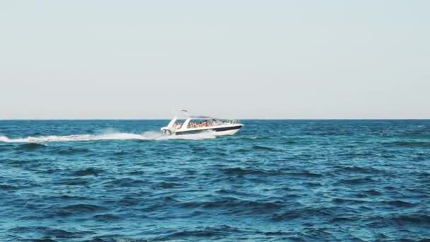 Malá Výletní Loď Pasažéry Malá Trajekt Cestujícími Přes Moře — Stock video