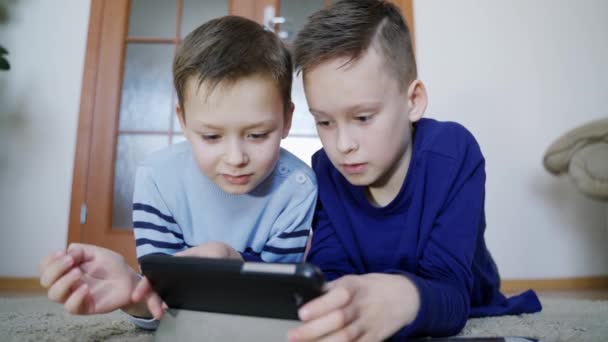 Bratři Sami Doma Pomocí Mobilního Telefonu Děti Hrající Videohry Elektronický — Stock video