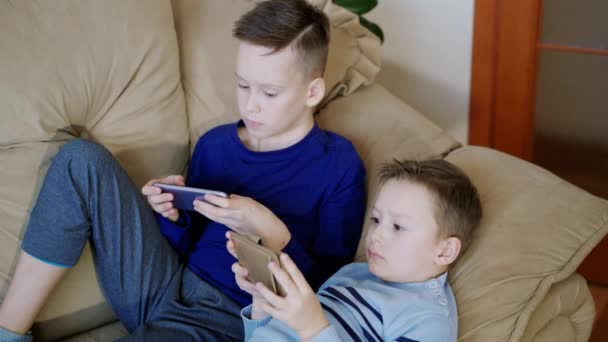 Děti Hrají Telefonu Dva Bratři Hrají Hru Mobilním Telefonu Společně — Stock video