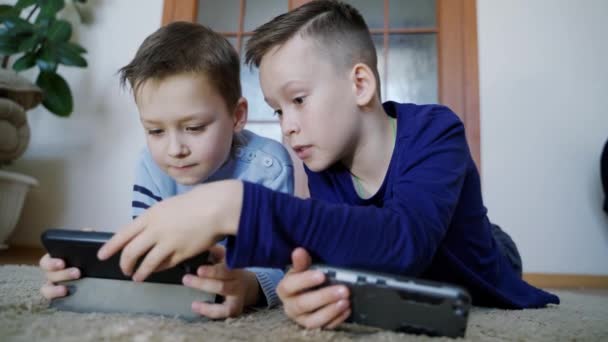 Nová Generace Závislá Zařízeních Bratři Používají Mobilní Telefony Ležící Doma — Stock video