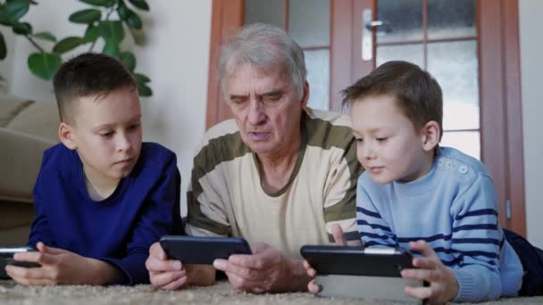 Grandparent Grandchildren Play Phone Happy Senior Man His Grandchildren Using — Stock Video