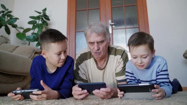 Rodiče Doma Odpočívají Rodinné Sledování Mediálního Obsahu Chytrém Telefonu Obývacím — Stock video