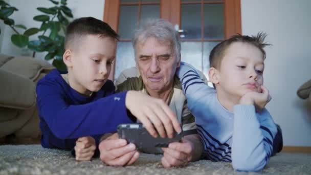 Rodzina Spędza Razem Czas Zabawny Dziadek Wnuki Korzystający Telefonu Komórkowego — Wideo stockowe