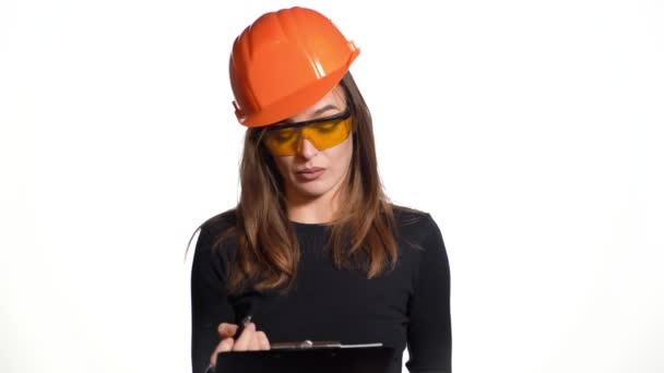 女性建設技術者 ヘルメットを保護する女性ビルダー隔離された肖像 — ストック動画
