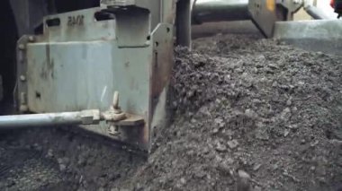 İnşaat alanı yol çalışması. İnşaat alanına asfalt döşeyen endüstriyel kaldırım kamyonu.