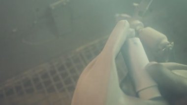 Endüstriyel resimler. Barut boyama ve yüzey hazırlama işçilerinin yakın görüntüsü