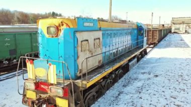 İstasyondaki konteyner nakliye treni. Kargo demiryolu taşımacılığı endüstrisinin hava görüntüsü