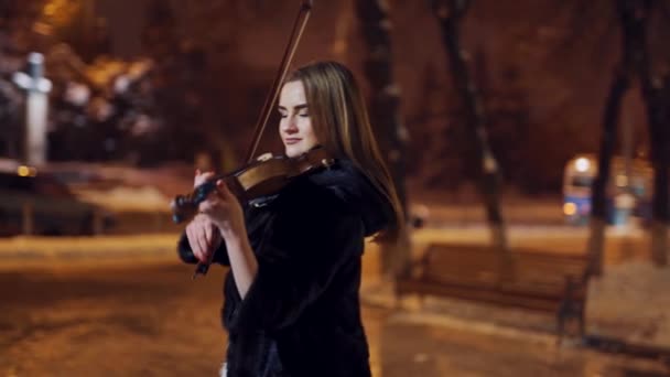 年轻姑娘在户外拉小提琴 深夜手持小提琴的专业小提琴手 — 图库视频影像
