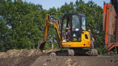 Kyiv, Ukrayna, 10 Ekim 2019, yeni yol inşaatı. İnşaat işçisi yolda çalışıyor.