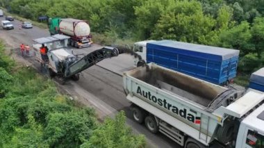 Kyiv, Ukrayna, 10 Ekim 2019: Banliyö yolunun inşaatı. Yeni otoyolun hava manzaralı inşaatı