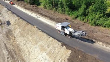 Yol inşaatının havadan görüntüsü. Otoyol inşaatı sırasında asfaltlama makinelerinin hava görüntüsü