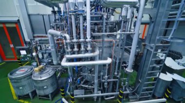 Endüstriyel süt ürünleri. Süt fabrikasındaki çelik boru hatlarına bak.