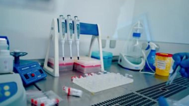 Tıbbi kan test tüpleri. Tribünde boş cam test tüpleri