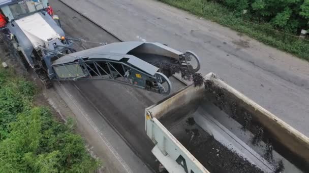 Deitado Novo Asfalto Estrada Drone Sobrevoa Canteiro Obras Com Trabalhadores — Vídeo de Stock