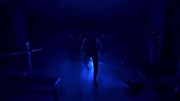 Adam Eğitime Hazırlanıyor Yakışıklı Sporcu Karanlık Spor Salonunda Antrenman Yapmaya — Stok video