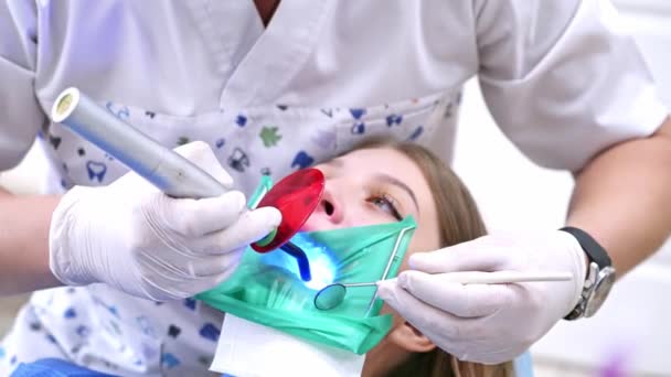牙科医生在办公室工作 使用消毒设备进行外科手术的牙医 — 图库视频影像
