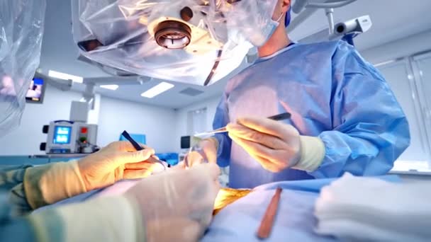 Equipo Cirujanos Trabajando Quirófano Médicos Que Usan Uniformes Protectores Mientras — Vídeo de stock