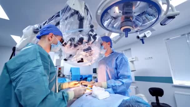 医療チームが手術を行う 手術室で手術チームを運営 — ストック動画