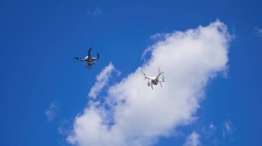 Profesyonel kamera dronları uçuyor. İnsansız hava araçları dijital kamerayla uçuyor.