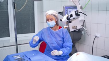 Göz muayenesi için oftalmoloji ameliyatı. Göz cerrahisi sırasında ameliyathanede cerrah.