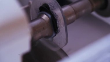 Göz doktoru doktorunun işyeri burası. Optik mağazadaki gözlük lenslerini öğütmek ve budamak için makine