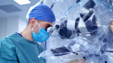 Ameliyathanede profesyonel cerrah. Modern ameliyathanede çalışırken tıbbi ekipman kullanan bir doktor.