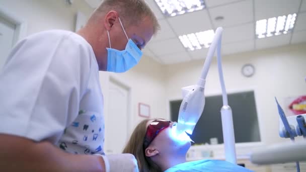 Tandheelkundige Ingreep Kliniek Vrouwelijke Patiënt Tandartsstoel Stomatologiekliniek — Stockvideo