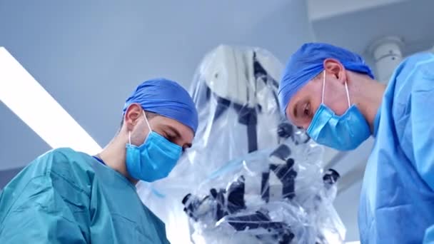 外科手術を行う医療チーム 手術室で患者を手術する集中外科チーム — ストック動画