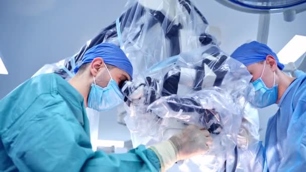 手術室で働いている外科医チーム 手術器具付き手術室の外科医のグループ — ストック動画