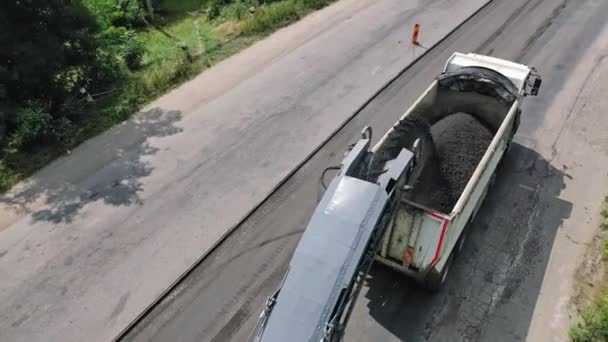 机械工程建设道路 在公路工地工作的工业垃圾车 — 图库视频影像