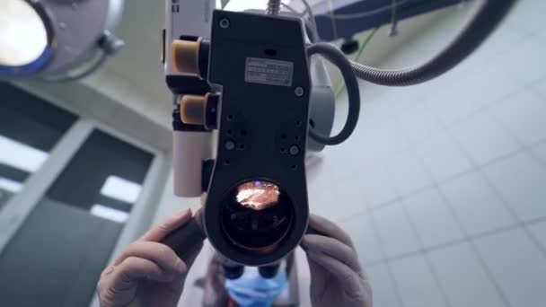 Laser Sehkorrektur Chirurg Operiert Die Augen — Stockvideo