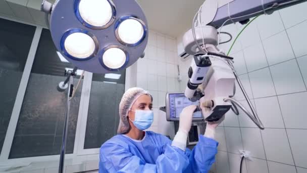 Χειρουργός Κλείσε Πορτραίτο Χειρουργός Που Εξετάζει Μικροσκόπιο Στο Μάτι Του — Αρχείο Βίντεο