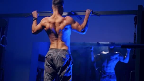Allenamento Uomo Barra Orizzontale Palestra Ritratto Posteriore Giovane Bodybuilder Che — Video Stock