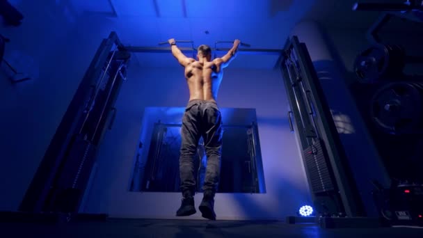 Bodybuilder Tirant Sur Barre Horizontale Athlète Musclé Fitness Mâle Tirant — Video
