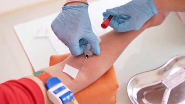 Paciente Durante Recolección Sangre Enfermera Tomando Muestras Sangre Para Análisis — Vídeos de Stock