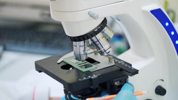 Medische Apparatuur Voor Bloedonderzoek Wetenschapper Onderzoekt Monster Zoek Naar Microscoop — Stockvideo