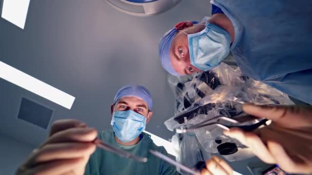 Chirurg Nowoczesnej Sali Operacyjnej Lekarz Chirurg Sali Operacyjnej Szpitalu Sprzętem — Wideo stockowe