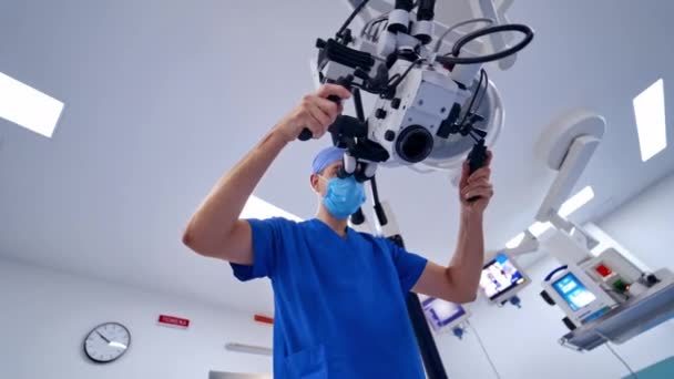 Szpital Nowoczesnym Wyposażeniem Chirurg Wykonuje Operacje Przy Użyciu Nowoczesnego Sprzętu — Wideo stockowe