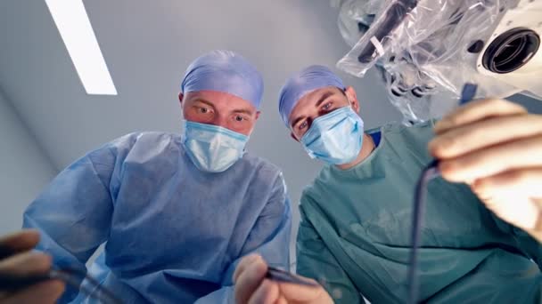 患者のための医師のチーム 手術室で患者の手術を行う専門医 — ストック動画